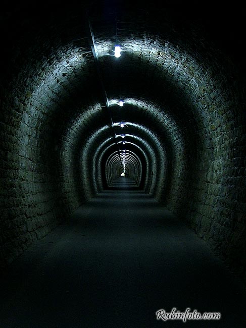Slovenia_tunel.jpg